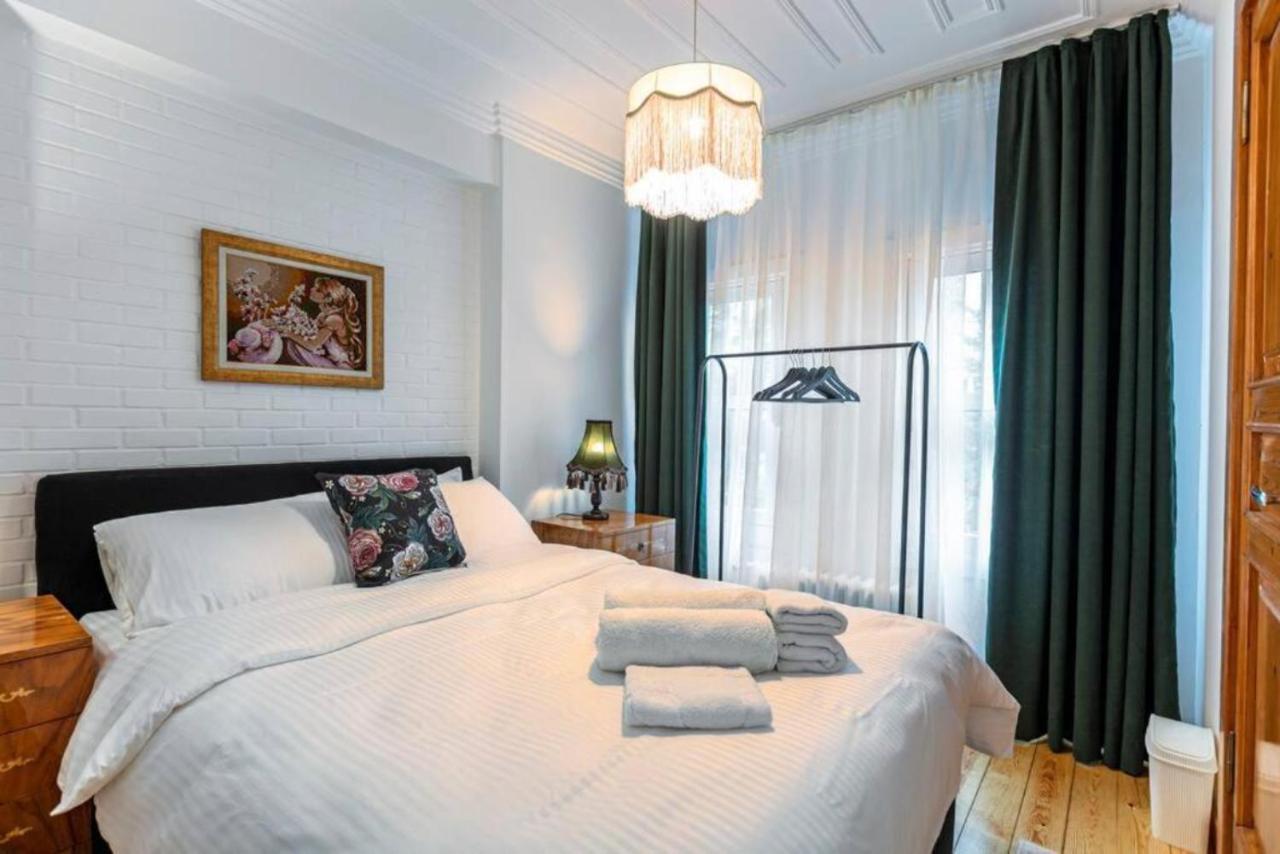 Historical 4-Br Home Steps From Besiktas Stadium & Bosphorus Views - Prime Nisantasi Location! Istanbul Luaran gambar