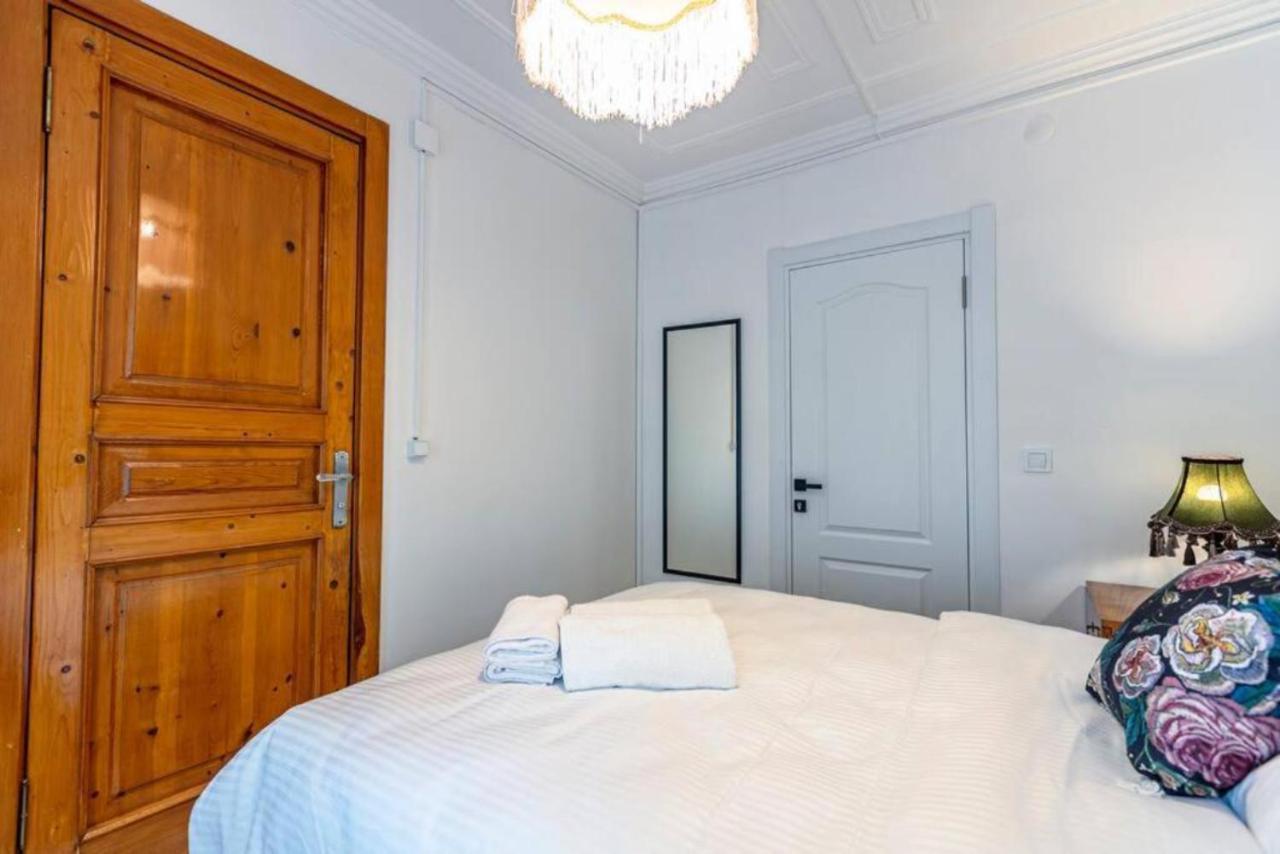 Historical 4-Br Home Steps From Besiktas Stadium & Bosphorus Views - Prime Nisantasi Location! Istanbul Luaran gambar
